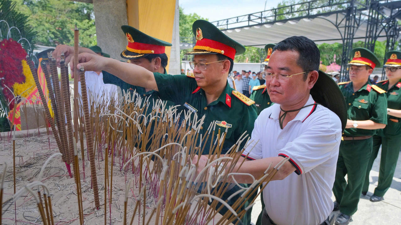 Báo Pháp luật Việt Nam tổ chức hành trình “Bồi đắp tâm hồn, tri ân tháng 7 miền Trung” lần thứ 19