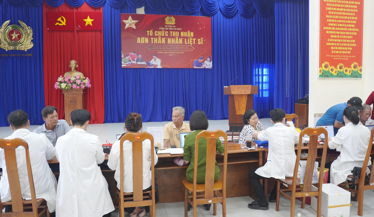 Thân nhân liệt sĩ đến thu nhận mẫu ADN tại Hội trường Phòng Cảnh sát cơ động Công an tỉnh Cà Mau (Ảnh: Hữu Đệ).