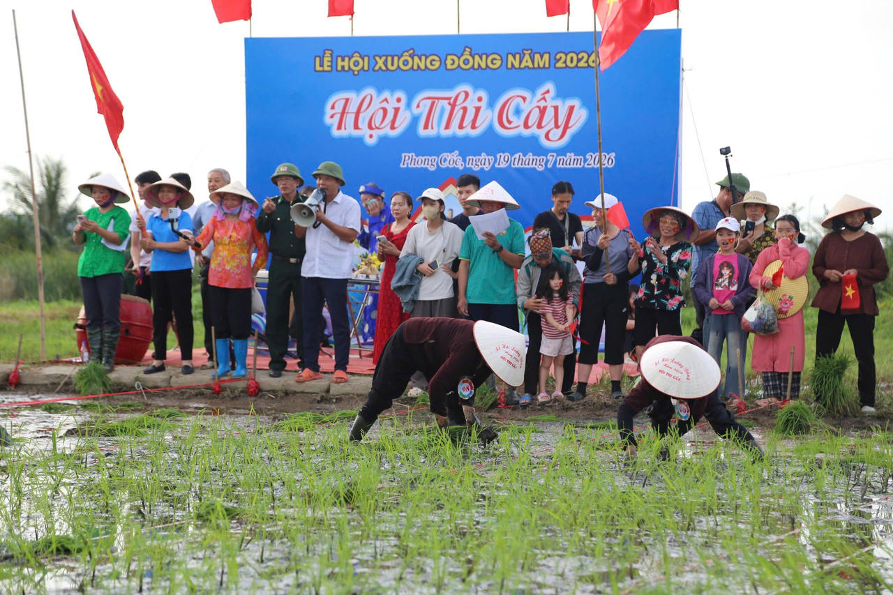 Gìn giữ hồn quê qua Lễ hội xuống đồng trên đảo Hà Nam