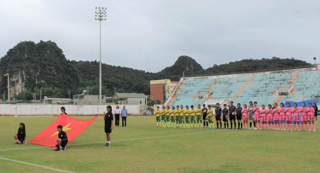 Trận đấu giữa Đội U16 Sơn La và U16 Hà Nội diễn ra sau khai mạc giải.