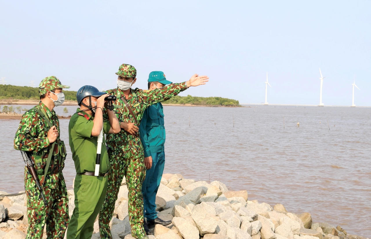 Lực lượng Công an phối hợp BĐBP tăng cường tuần tra, triển khai các phương án phòng, chống thiên tai và tìm kiếm cứu nạn, cứu hộ trên tuyến biển (Ảnh: Trọng Nguyễn).
