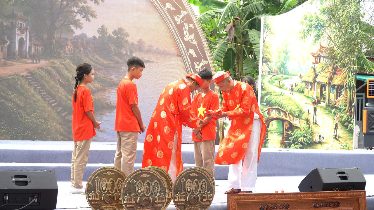 Chương trình nghệ thuật đặc sắc tái hiện truyền thống lịch sử, văn hóa và tình nghĩa giao hảo hai làng Vạn Phúc - Nga My (ảnh Thành Công).