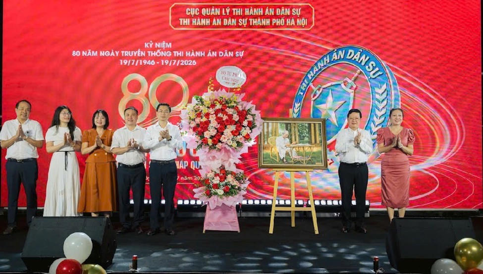 Thứ trưởng Mai Lương Khôi tặng hoa chúc mừng tại buổi Lễ mừng 80 năm Ngày truyền thống THADS.
