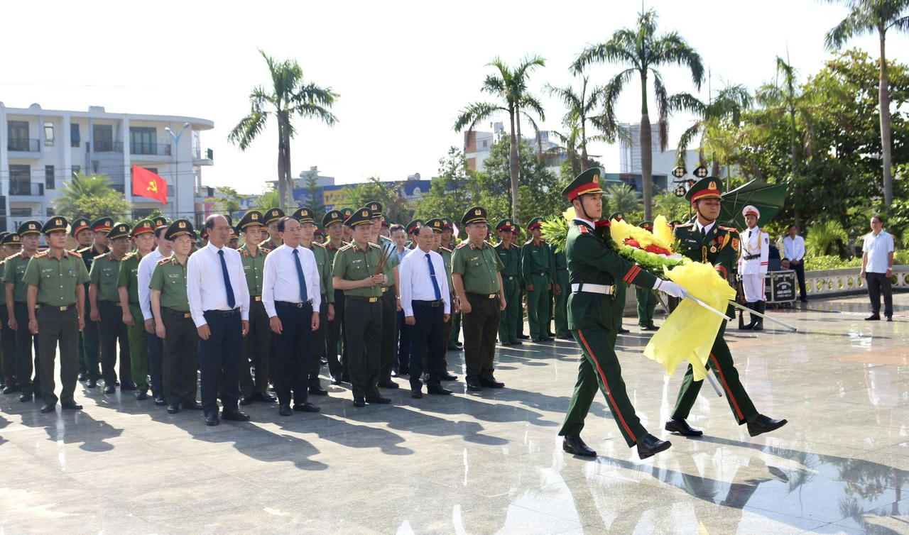 Đại tướng Lương Tam Quang viếng các anh hùng liệt sĩ và thăm, tặng quà người có công tại Gia Lai