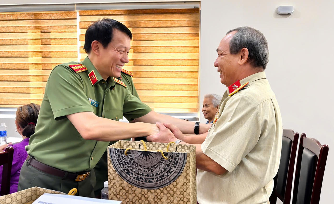Đại tướng Lương Tam Quang tặng quà các thương binh, bệnh binh tại Trung tâm Chăm sóc và Điều dưỡng người có công tỉnh Gia Lai .(Ảnh: NM)