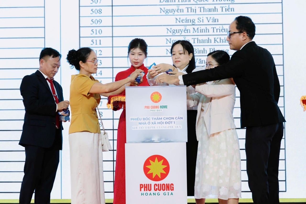 Quy trình bốc thăm được thực hiện công khai trước sự chứng kiến của khách hàng tham dự.