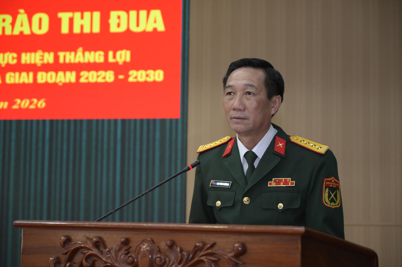 Đại tá Cao Minh Tâm, Phó Chính ủy Bộ CHQS tỉnh phát biểu phát động thi đua. (Ảnh: Phương Vũ)