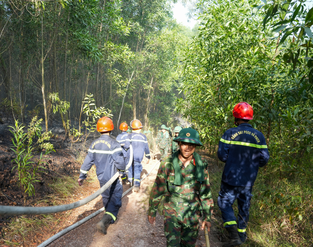 Cán bộ, chiến sĩ và các lực lượng tham gia khống chế 5 điểm cháy rừng tại phường Phú Bài.