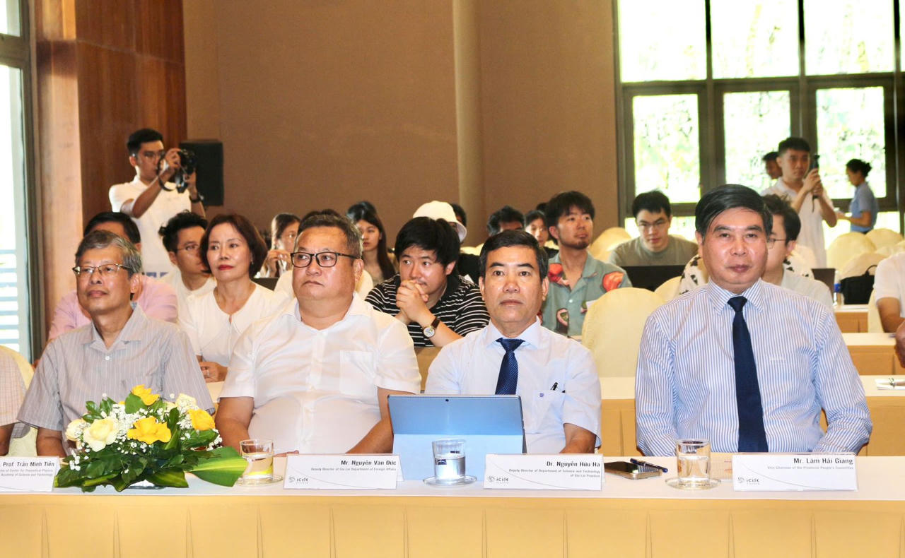 Ông Lâm Hải Giang - Phó Chủ tịch UBND tỉnh Gia Lai (ngoài cùng bên phải) cùng các đại biểu tham dự khai mạc. (Ảnh: N.M)