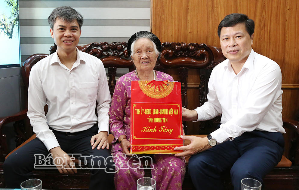 Ông Trần Quốc Toản, Phó Bí thư Thường trực Tỉnh ủy, Chủ tịch Ủy ban MTTQ Việt Nam tỉnh thăm hỏi, động viên, trao quà tặng Bà mẹ Việt Nam Anh hùng Trần Thị Liên (thôn Lương Ngọc, xã Tiên La). (Ảnh: Báo Hưng Yên)