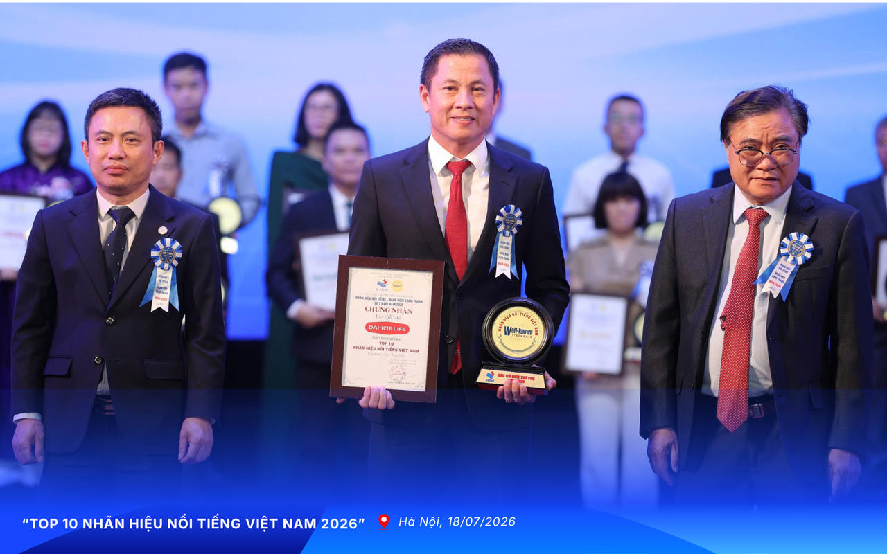Ông Đoàn Xuân Việt - Giám đốc Kinh doanh miền Hà Nội và Bắc Trung Bộ, Dai-ichi Life Việt Nam, đại diện Công ty nhận giải “Top 10 Nhãn hiệu Nổi tiếng Việt Nam 2026”