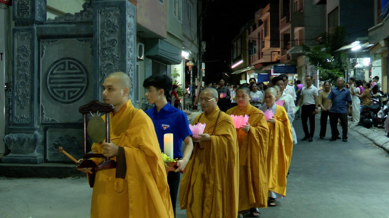 Chư tăng ni cùng các đại biểu rước hoa đăng từ Đài Liệt sĩ Đồi Thiên Văn đến Hồ Hạnh Phúc.
