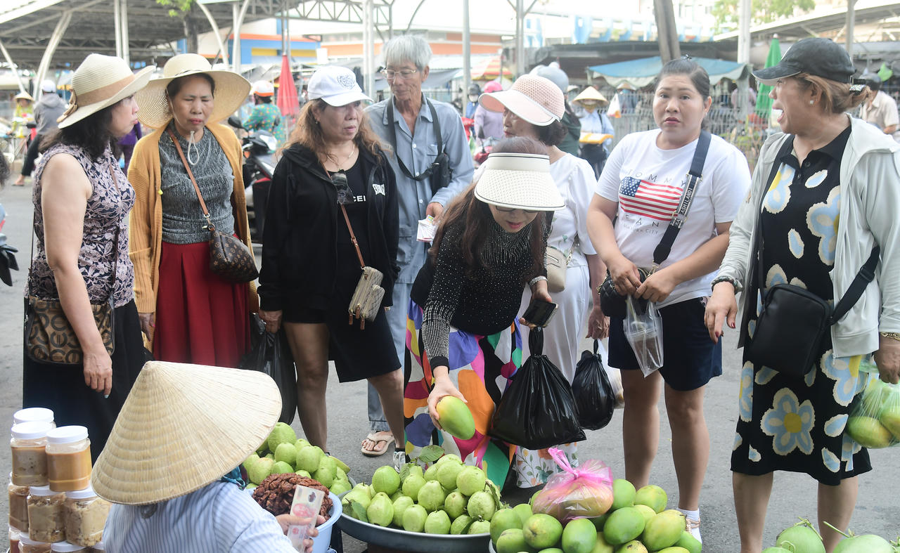 Những khu vực từng bị hàng hóa, xe cộ chiếm dụng nay trở nên thông thoáng hơn; người dân đi lại thuận tiện
