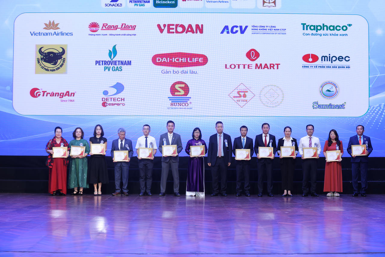 Đại diện các doanh nghiệp hội viên vinh dự nhận Bằng khen “Doanh nghiệp hội viên có nhiều đóng góp tích cực trong phát triển và bảo vệ quyền sở hữu trí tuệ”.