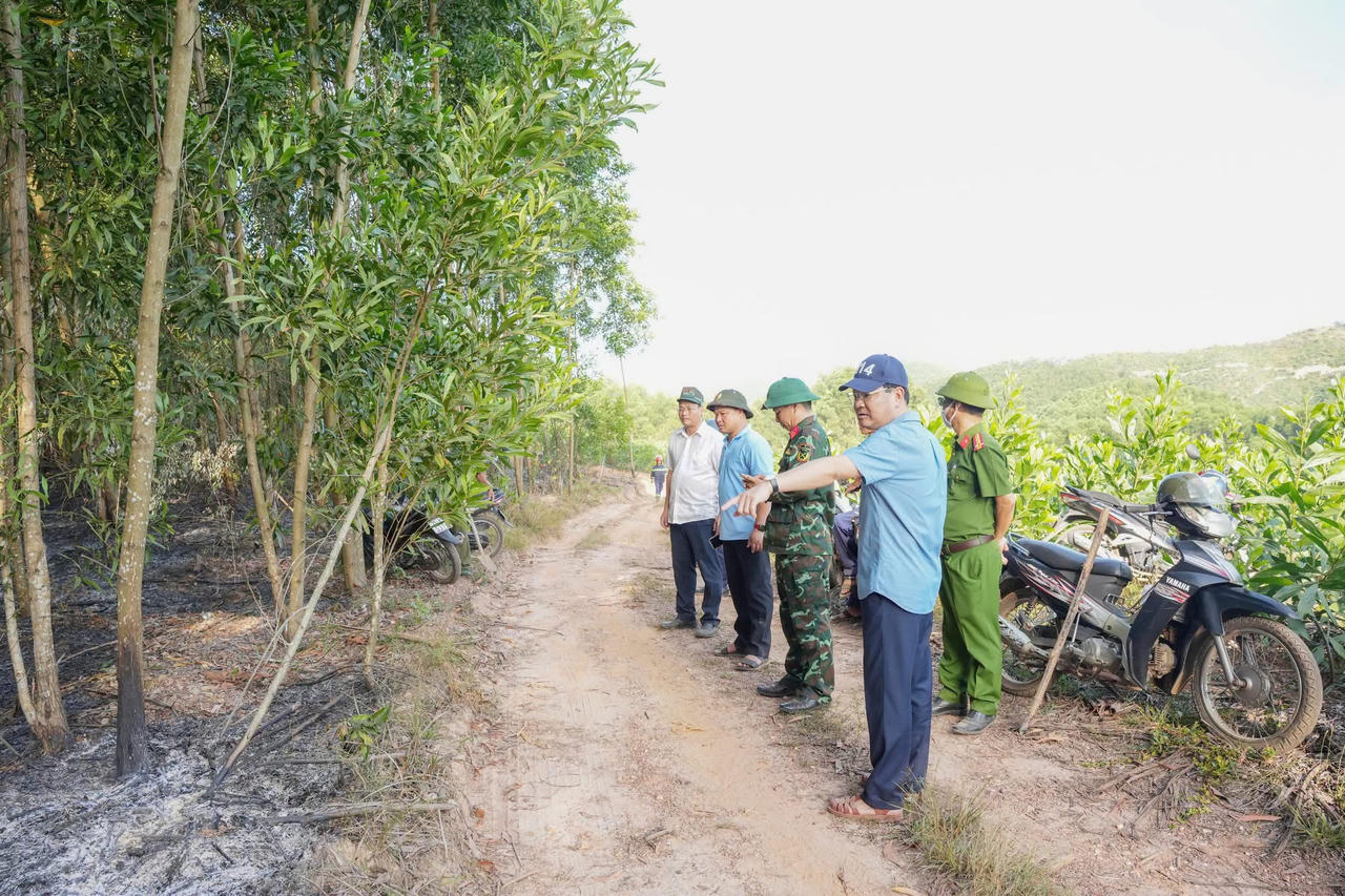 Phó Chủ tịch Thường trực UBND thành phố Hoàng Hải Minh trực tiếp chỉ đạo công tác chữa cháy tại hiện trường.
