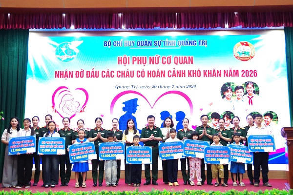 Bộ CHQS tỉnh Quảng Trị nhận đỡ đầu 10 trẻ em có hoàn cảnh đặc biệt khó khăn