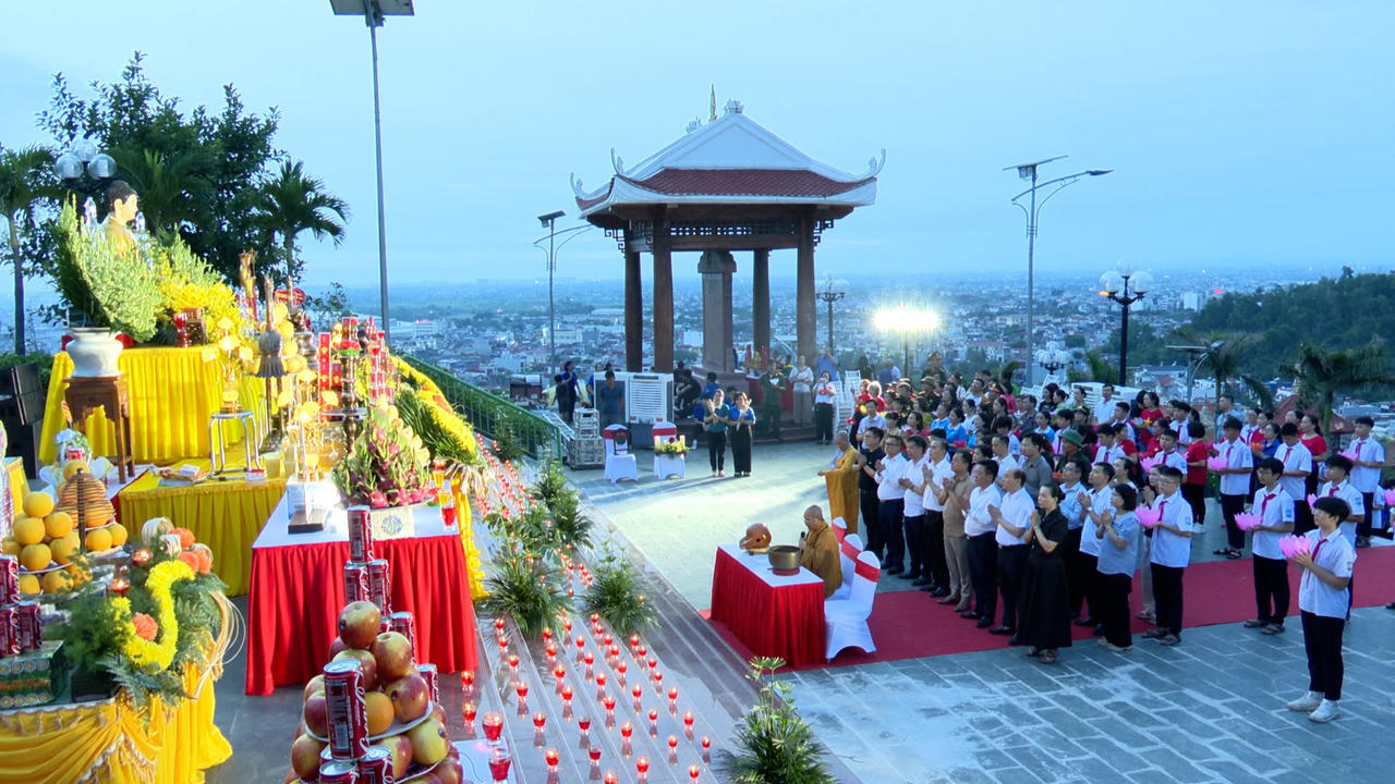 Hàng nghìn ngọn hoa đăng thắp sáng Hồ Hạnh Phúc tri ân các Anh hùng liệt sĩ