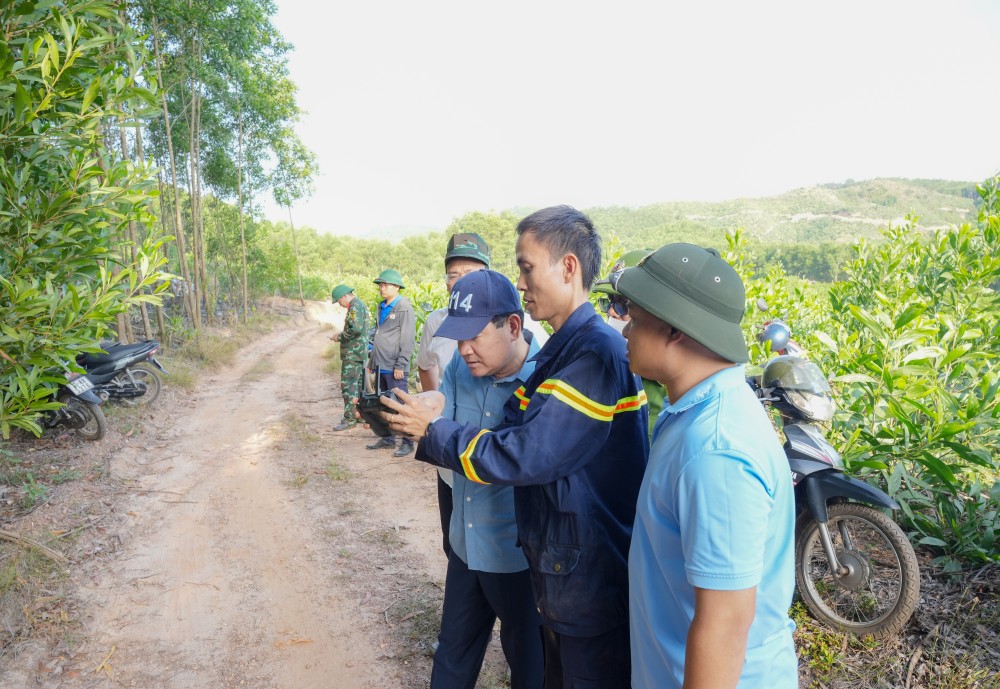Phó Chủ tịch Thường trực UBND thành phố Hoàng Hải Minh quan sát công tác chữa cháy qua thiết bị bay không người lái.