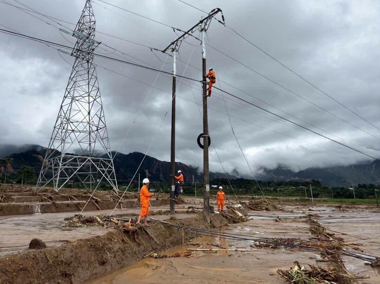 Điện lực miền Bắc đã khôi phục điện cho gần 92% khách hàng bị ảnh hưởng bởi lũ