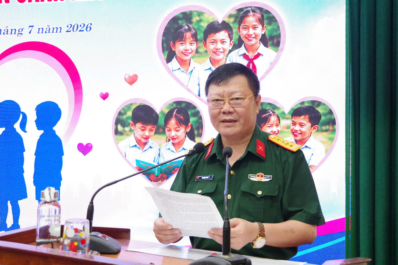 Đại tá Trương Như Ý - Phó Chính ủy Bộ CHQS tỉnh phát biểu tại chương trình. (Ảnh: Hoàng Cuối).