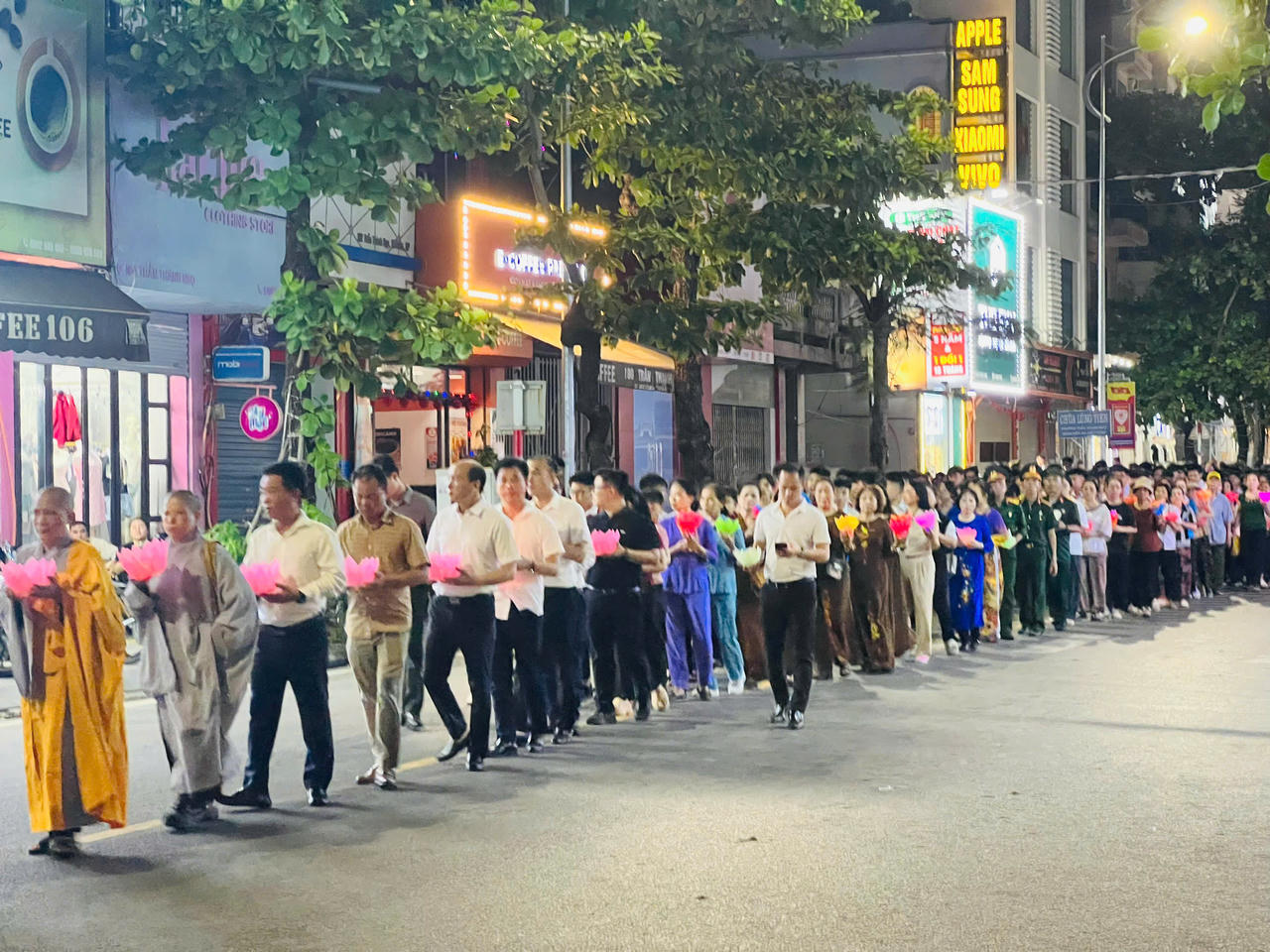 Hàng nghìn ngọn hoa đăng thắp sáng Hồ Hạnh Phúc tri ân các Anh hùng liệt sĩ