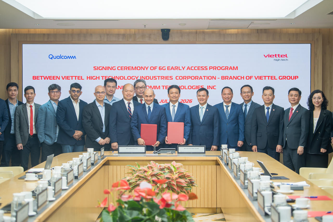 Tổng Giám đốc Viettel High Tech Nguyễn Minh Quang ký kết chương trình Truy cập sớm nền tảng 6G cùng ông Durga Malladi, Phó Chủ tịch Điều hành kiêm Tổng Giám đốc phụ trách Hoạch định Công nghệ, Giải pháp Điện toán biên và Trung tâm Dữ liệu của Qualcomm