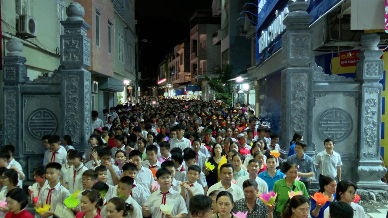 Hàng nghìn ngọn hoa đăng thắp sáng Hồ Hạnh Phúc tri ân các Anh hùng liệt sĩ