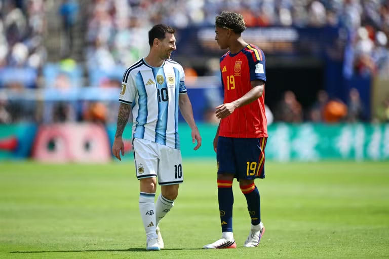 Messi và Yamal gặp nhau trong trận chung kết World Cup 2026 (Ảnh FIFA)