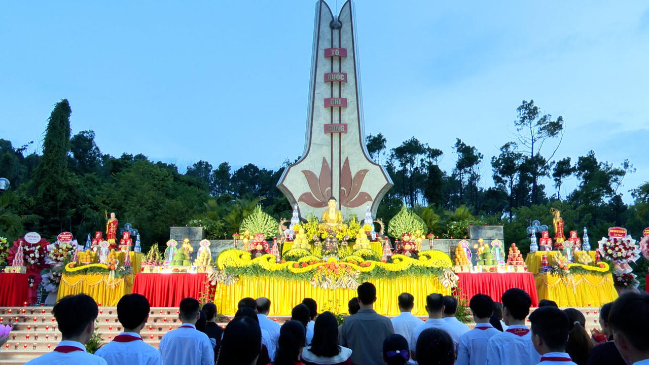 Lễ thắp nến tri ân và rước hoa đăng góp phần lan tỏa đạo lý "Uống nước nhớ nguồn", "Đền ơn đáp nghĩa".