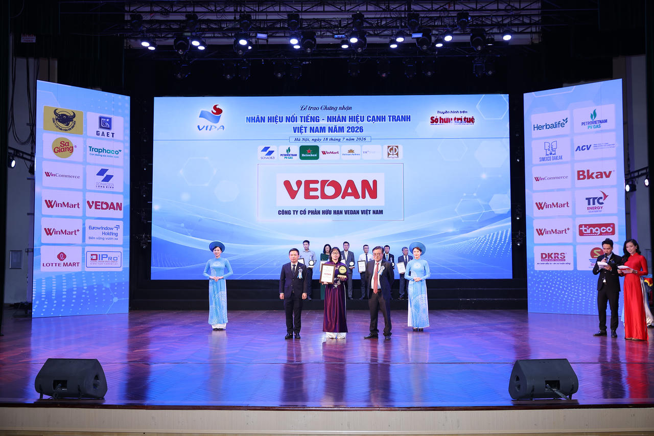 Bà Hà Thị Hòa Bình – Đại diện Công ty vinh dự nhận Chứng nhận Top 10 Nhãn hiệu nổi tiếng Việt Nam 2026.