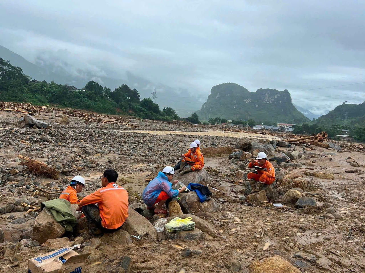 Điện lực miền Bắc đã khôi phục điện cho gần 92% khách hàng bị ảnh hưởng bởi lũ