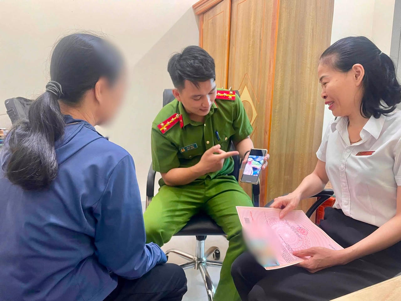 Người phụ nữ suýt cầm sổ đỏ vay 100 triệu đồng để nhận quà của bạn trai 'quốc tịch Mỹ'