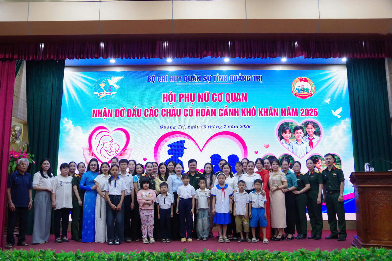 Bộ CHQS tỉnh Quảng Trị nhận đỡ đầu 10 trẻ em có hoàn cảnh đặc biệt khó khăn