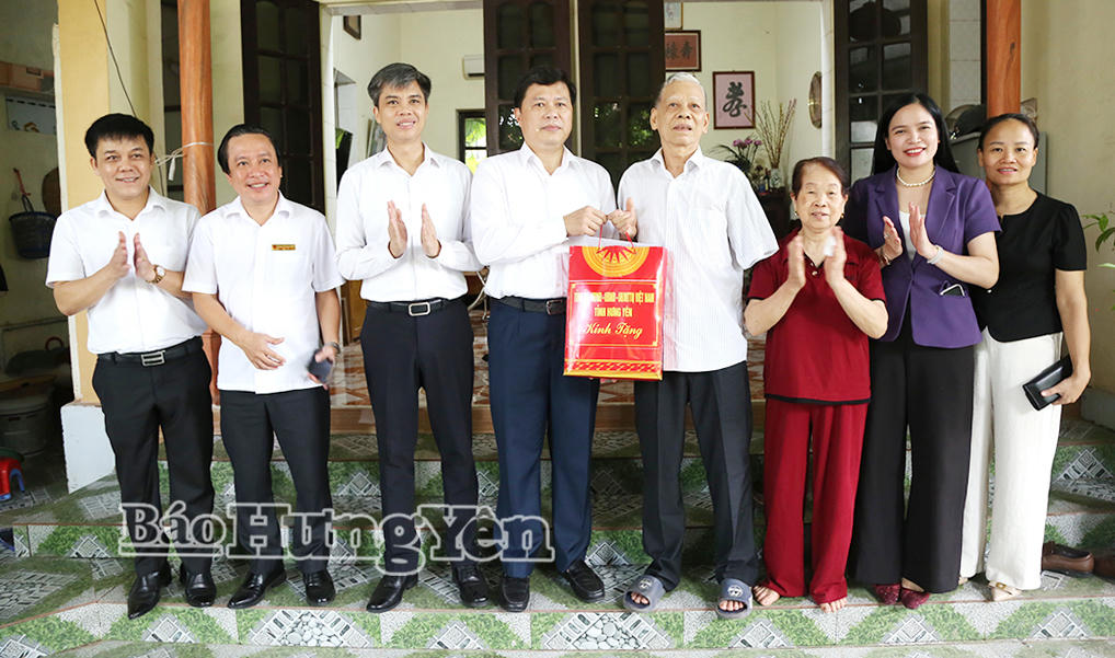 Phó Bí thư Thường trực Tỉnh ủy Hưng Yên thăm, tặng quà người có công với cách mạng