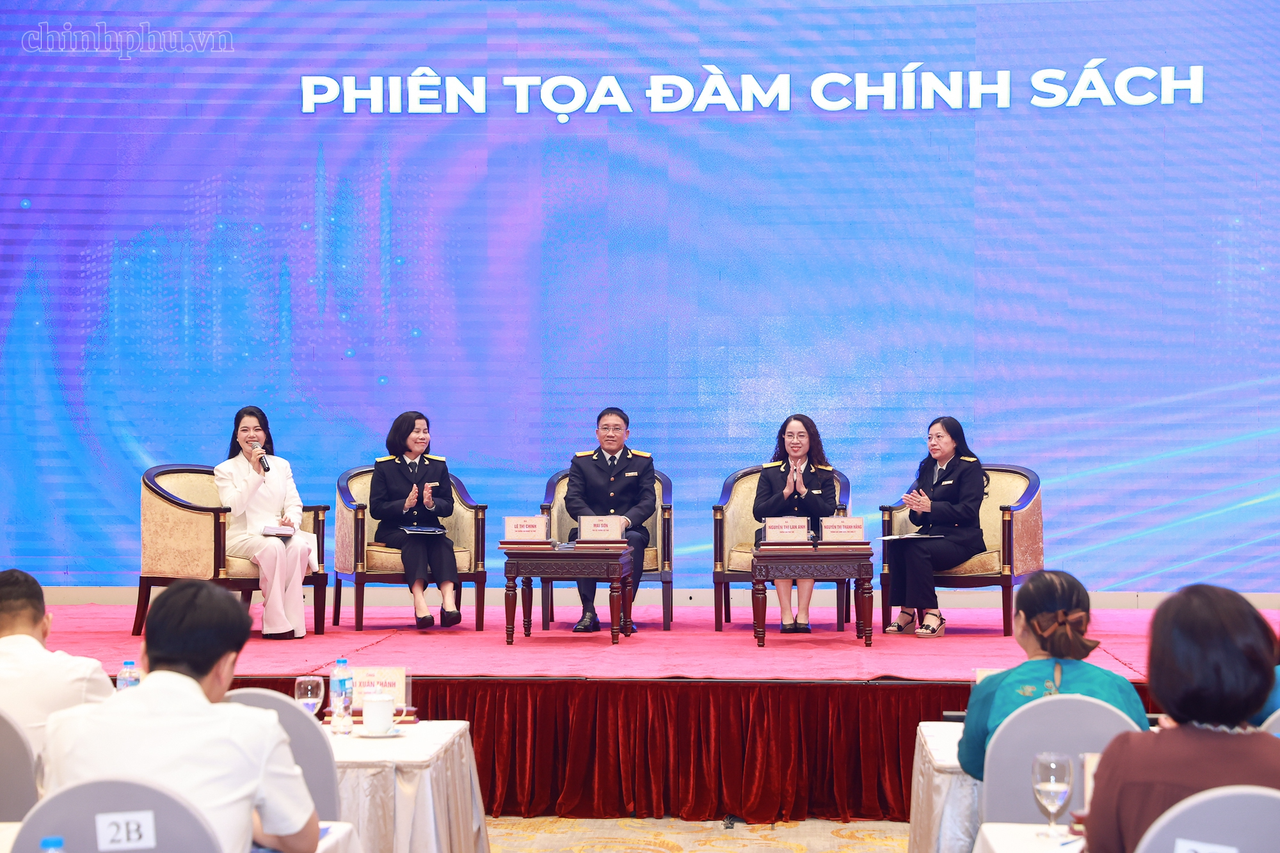 Các đại biểu trao đổi tại Hội thảo.
