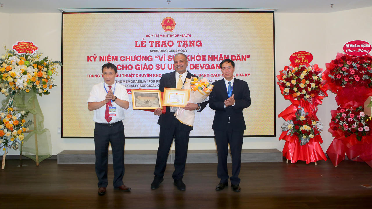 Bộ Y tế trao tặng Kỷ niệm chương "Vì sức khỏe Nhân dân" cho GS. Uday Devgan. (Ảnh: Bích Trâm)