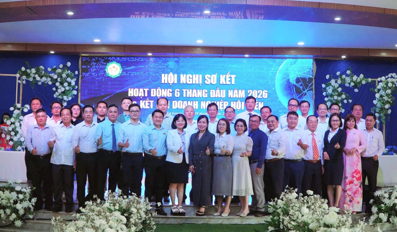 Các đại biểu chụp ảnh lưu niệm