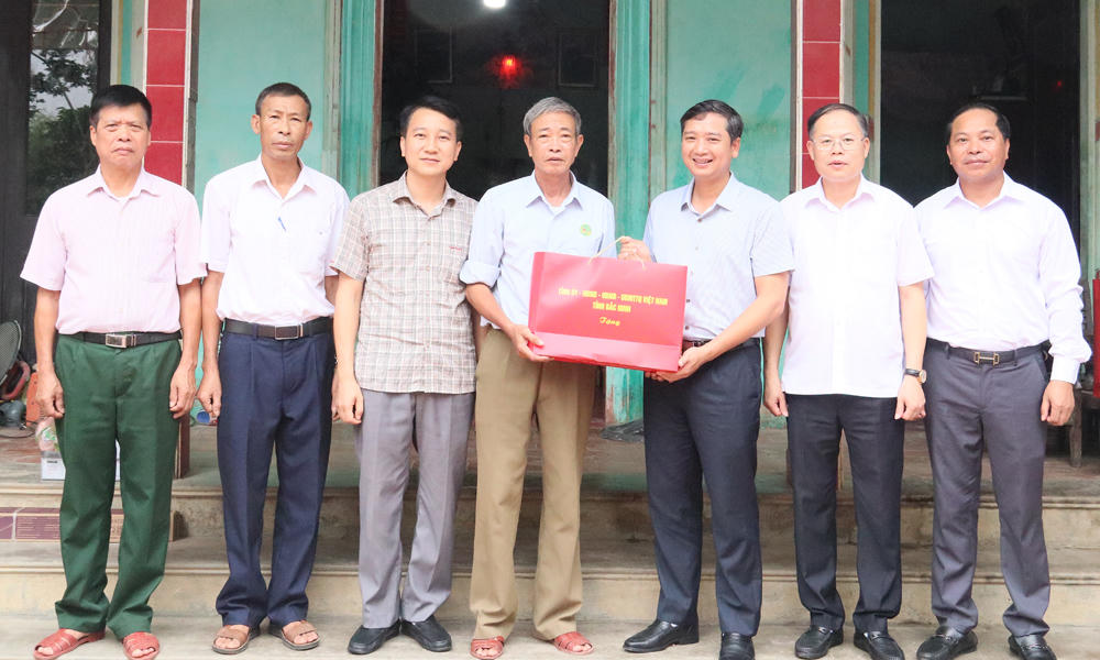 Lãnh đạo tỉnh Bắc Ninh thăm, tặng quà người có công nhân Ngày Thương binh - Liệt sĩ