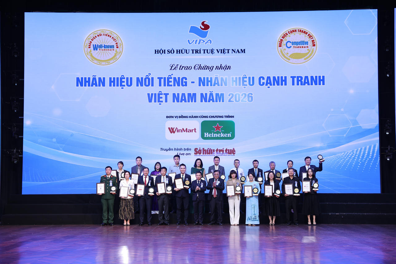 Đại diện các doanh nghiệp xuất sắc vinh dự nhận Chứng nhận Top 10 Nhãn hiệu nổi tiếng Việt Nam 2026 tại Lễ vinh danh.