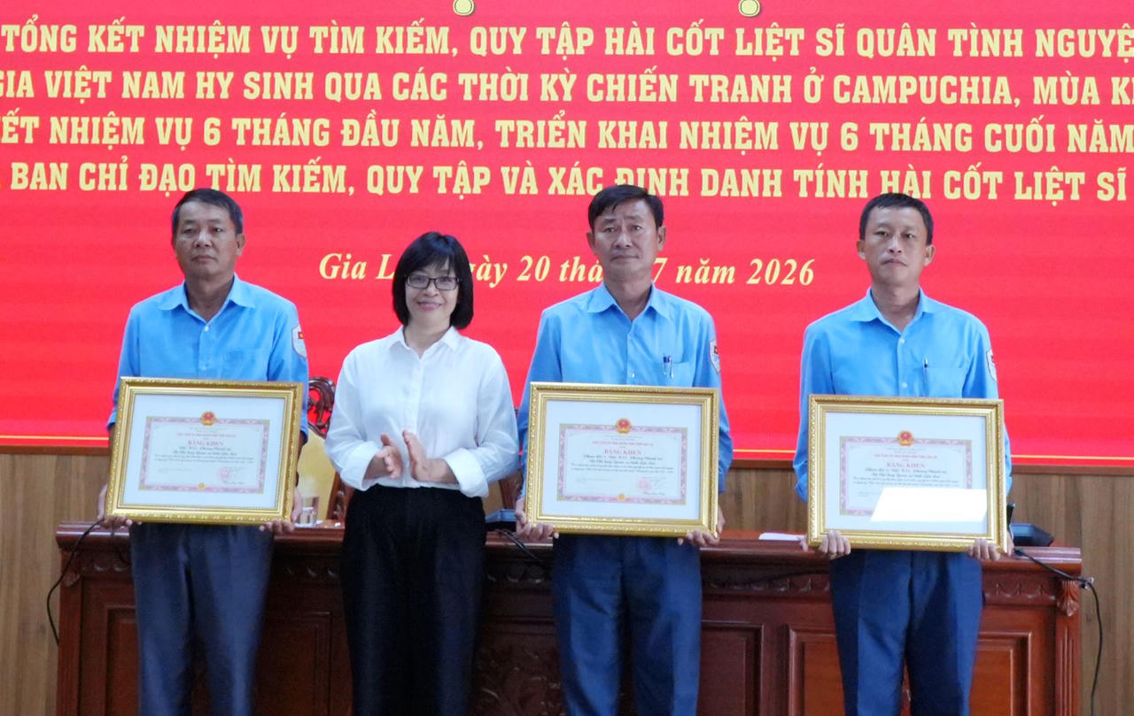 Phó Chủ tịch UBND tỉnh Gia Lai trao Bằng khen cho các tập thể có thành tích xuất sắc trong thực hiện nhiệm vụ tìm kiếm, quy tập hài cốt liệt sĩ. (Ảnh:KL)