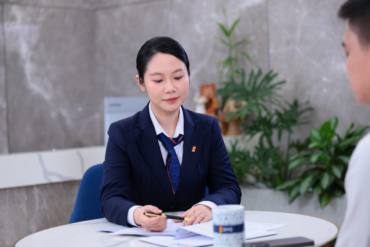 Nhân viên SHS tư vấn khách hàng.