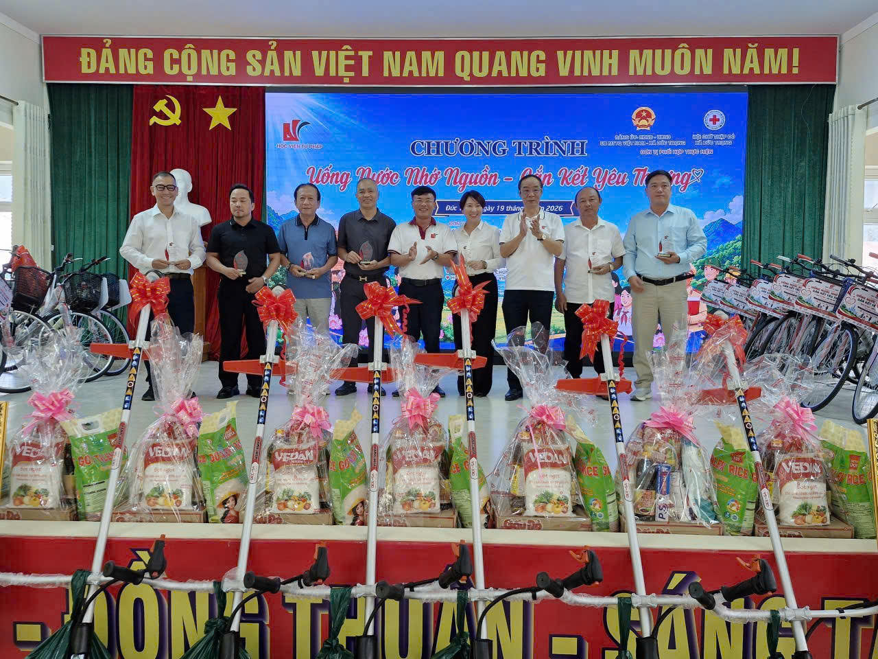 Đồng thời trao kỷ niệm chương cho những tấm lòng vàng