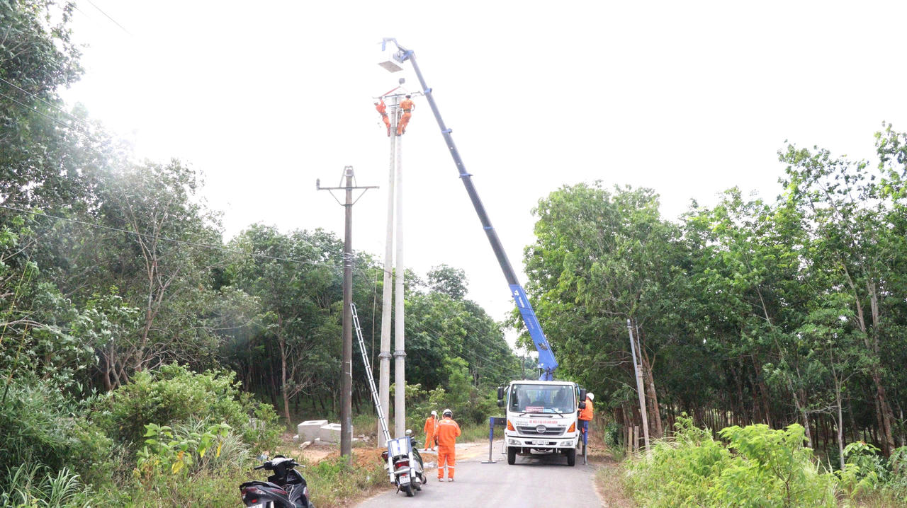 PC Quảng Trị đẩy nhanh thi công các công trình lưới điện, góp phần nâng cao năng lực cấp điện trên địa bàn. (Ảnh PC Quảng Trị)