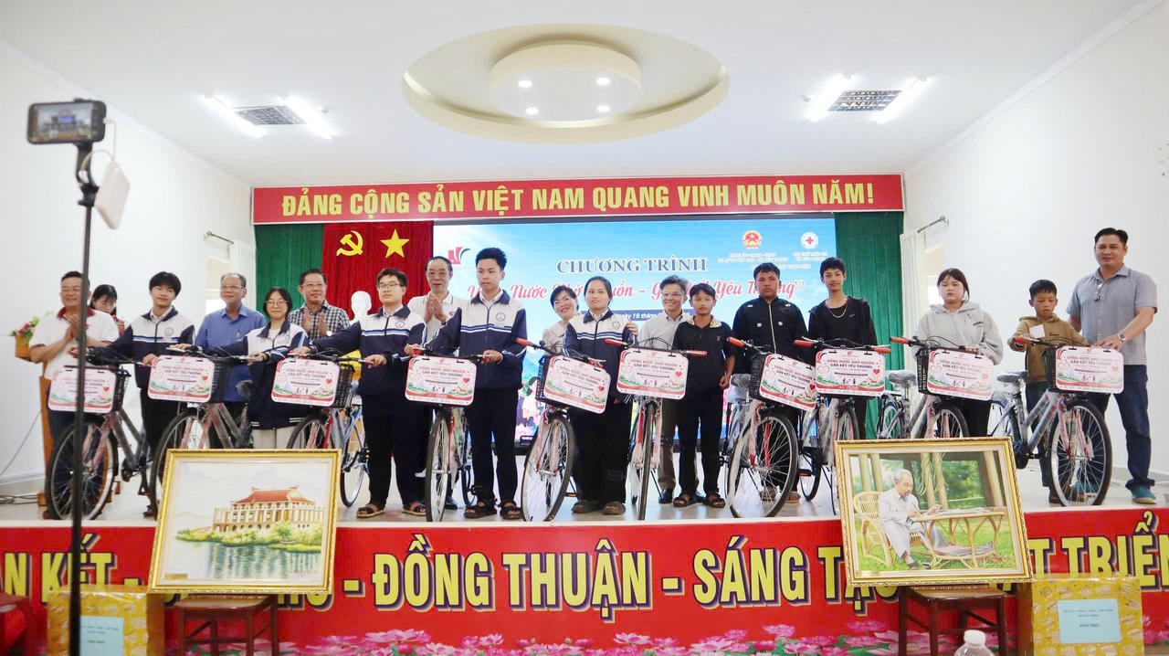 Đại diện HVTP trao quà cho học sinh nghèo hiếu học