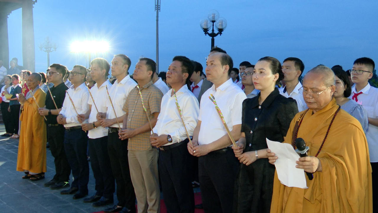 Các đại biểu và nhân dân dâng hương tưởng niệm các Anh hùng liệt sĩ tại Đài Liệt sĩ Đồi Thiên Văn.
