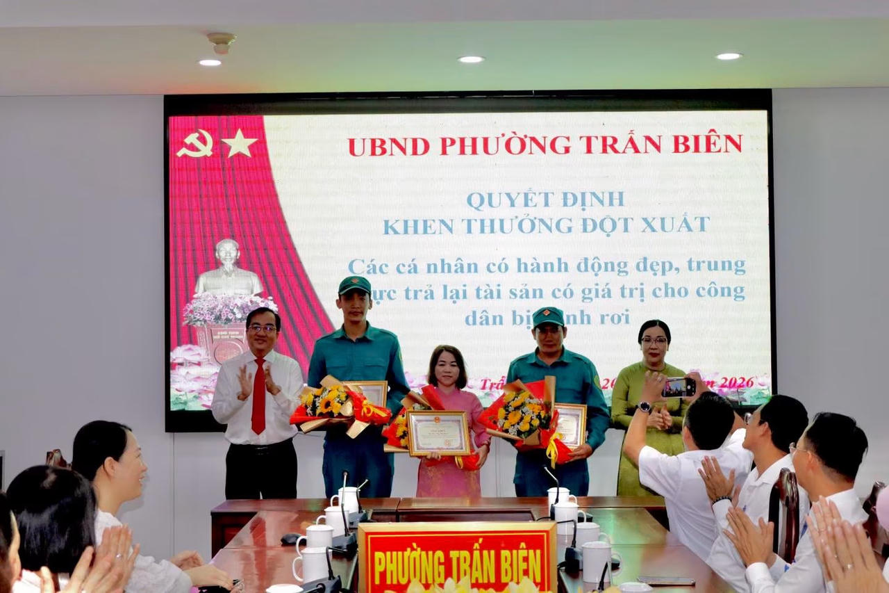 Phát biểu tại buổi lễ, Chủ tịch UBND phường Trấn Biên Nguyễn Duy Tân ghi nhận, biểu dương tinh thần trách nhiệm, sự trung thực của cán bộ, công chức và lực lượng an ninh trật tự làm nhiệm vụ tại Trung tâm Phục vụ hành chính công.(Ảnh: UBND phường Trấn Biên cung cấp)