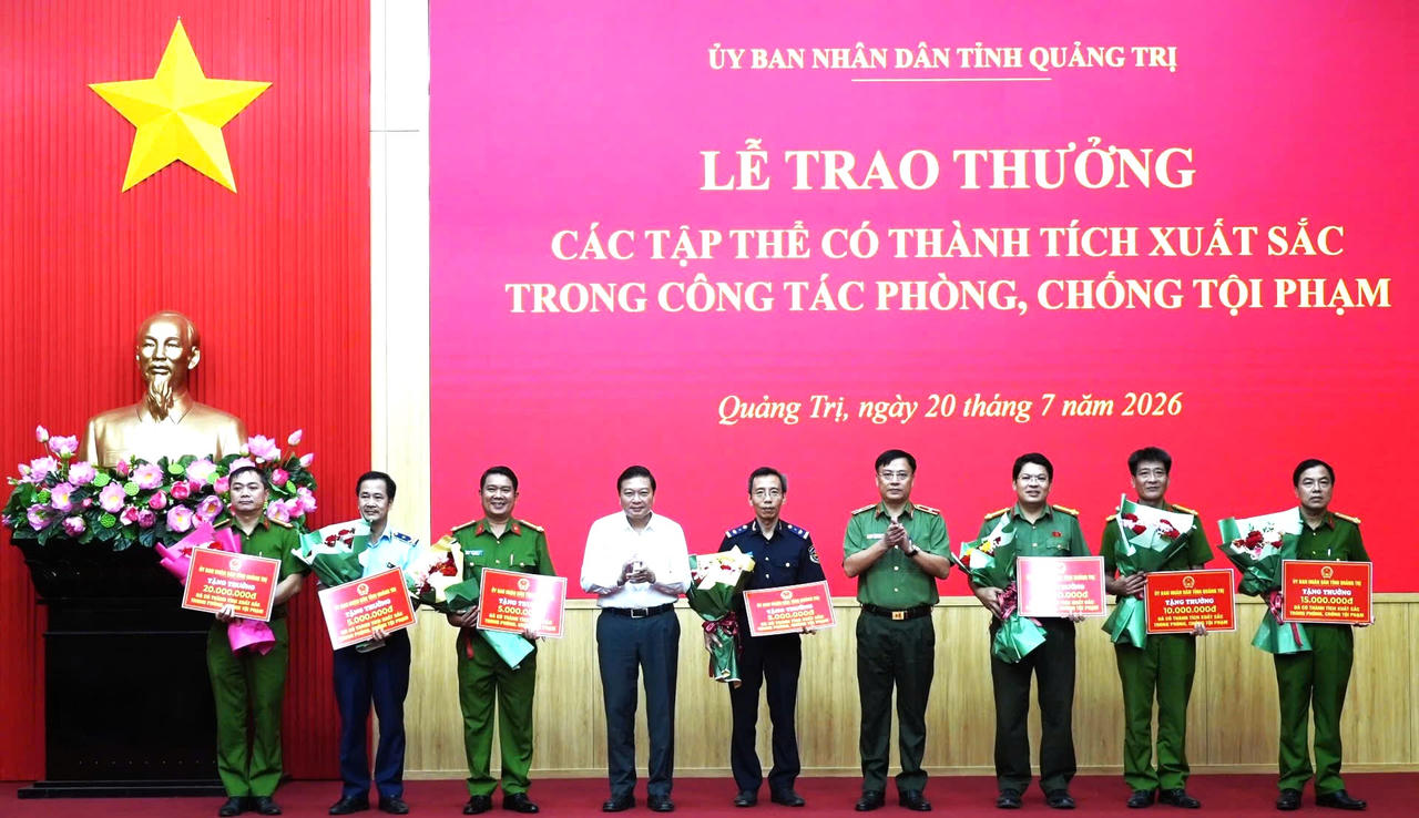 Chủ tịch UBND tỉnh Lê Hồng Vinh và Thiếu tướng Nguyễn Thanh Liêm, Giám đốc Công an tỉnh trao thưởng cho các tập thể có thành tích xuất sắc trong đấu tranh phòng, chống tội phạm. (Ảnh Trung Đức)