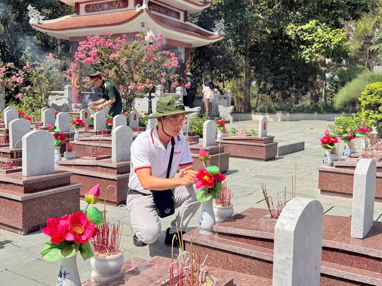 Phó Tổng Biên tập Trần Ngọc Hà thắp hương tưởng nhớ các anh hùng liệt sĩ tại Nghĩa trang liệt sĩ Quốc gia Trường Sơn. Ảnh: Trần Tuyền