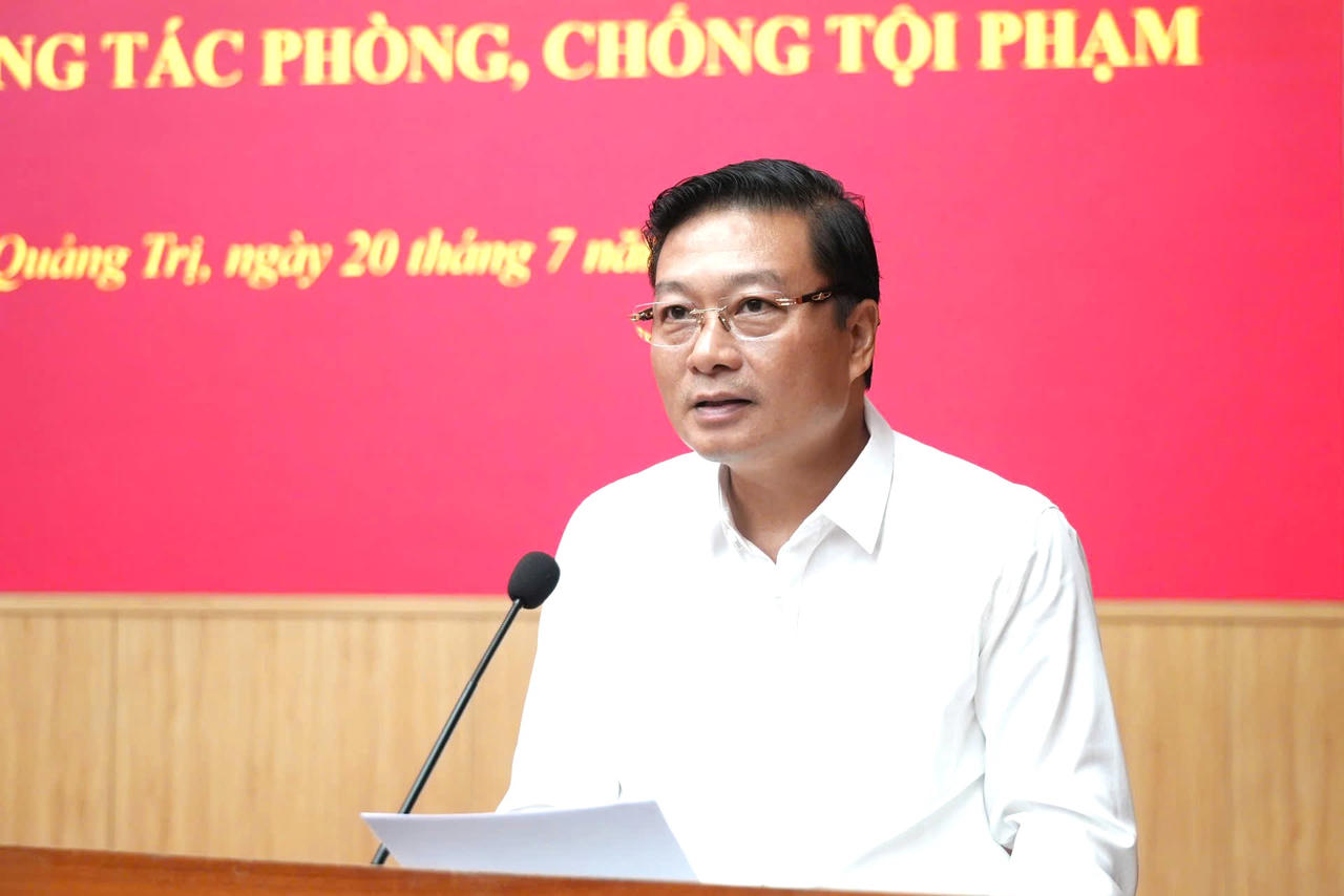 Chủ tịch UBND tỉnh Quảng Trị Lê Hồng Vinh phát biểu tại lễ trao thưởng. (Ảnh Trung Đức)