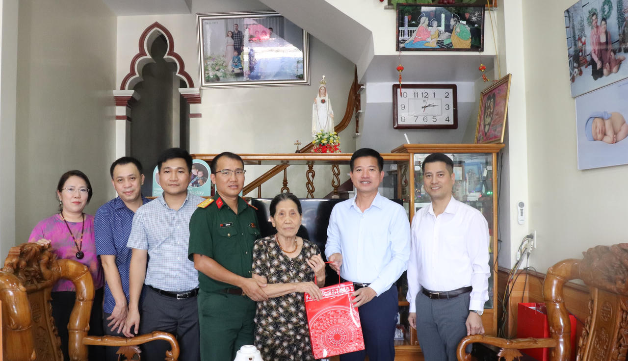 Đoàn đến thăm, tặng quà gia đình bà Nguyễn Thị An là vợ liệt sĩ Lê Xuân Lương. (Ảnh: UBND phường Lào Cai).